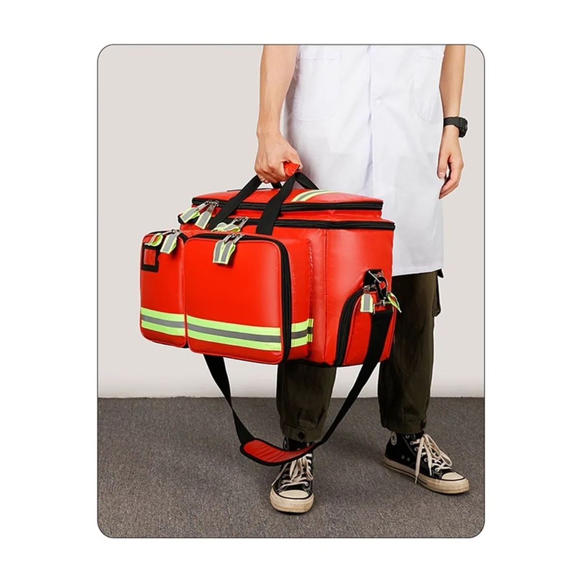 08813 Oxford Portable First Aid Bag in Red, construction and compartment detail 3