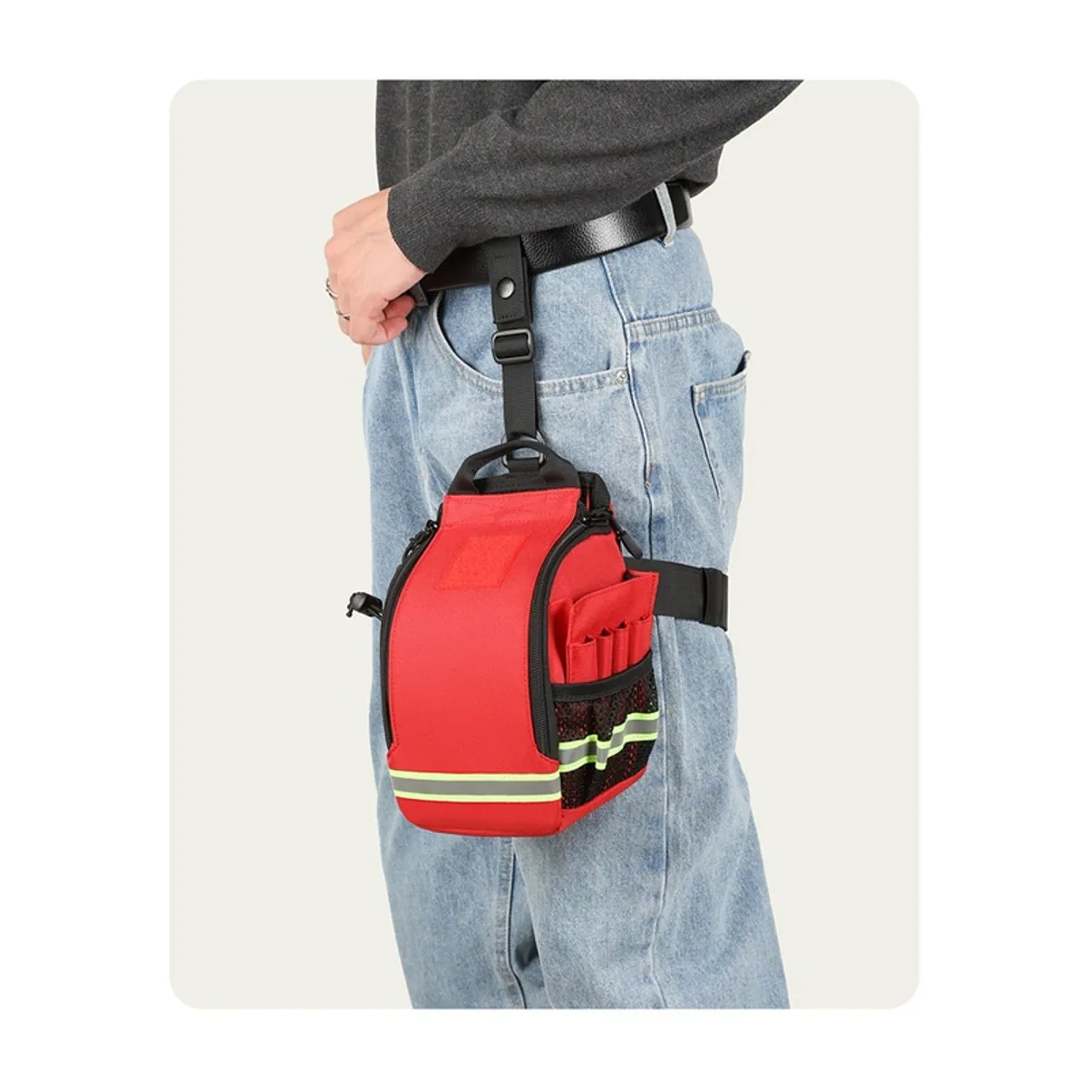 08817 1000D Emergency Waist Bag in Red, construction and compartment detail 3
